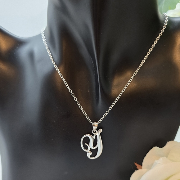 ♥️ 💕THE PERFECT SIMPLE INITIAL NECKLACE - Picture 8 of 9